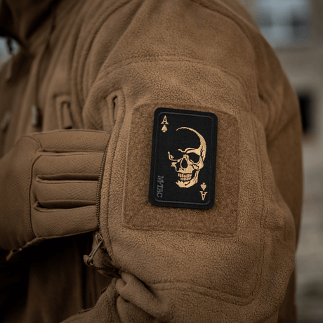 M-Tac Patch Face of War (broderi) på en jakke med kraniesymbol på kort, inspirert av Vietnam "card of death", Cordura 500D, Velcro-montert.