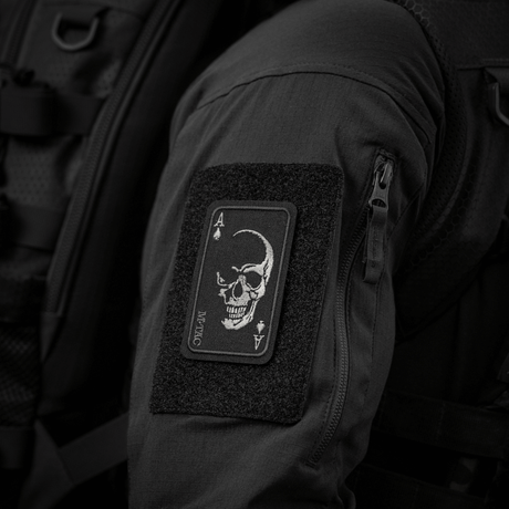 M-Tac Patch Face of War (broderi) på jakkearm med kraniesymbol inspirert av "card of death" fra Vietnamkrigen, brodert på Cordura 500D.