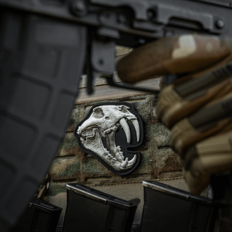 Detaljert M‑Tac Patch Old Tiger PVC-patch med tigerkranium og 3D-effekt, festet på militærutstyr med velcro.