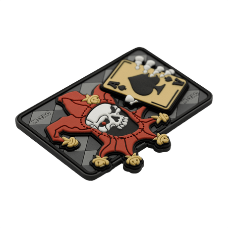 M-Tac Patch Joker Skull 3D PVC, taktisk morale patch med joker og dødskort, laget av PVC med 3D-effekt og Velcro for feste, 78x55mm.