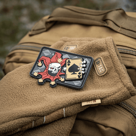 M-Tac Patch Joker Skull 3D PVC med ess fra dødskort, taktisk patch til klær eller ryggsekk, PVC, 78 x 55 mm, Velcro på baksiden.
