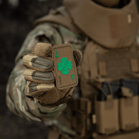 M-Tac Patch Lucky Card (broderi) i Cordura 500D med kløverblad festet med Velcro på taktiske klær for hell og beskyttelse.