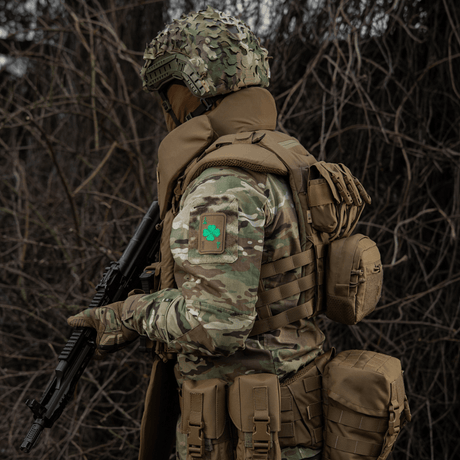 M-Tac Patch Lucky Card (broderi) montert på camouflasjeklær med brodert firkløver, som symboliserer hell og beskyttelse.