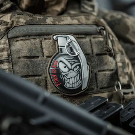M-Tac Patch M67 Granat 3D PVC på taktisk utstyr med "Born to Kill"-tekst og emoji-design, Velcro-bakside for enkel montering.