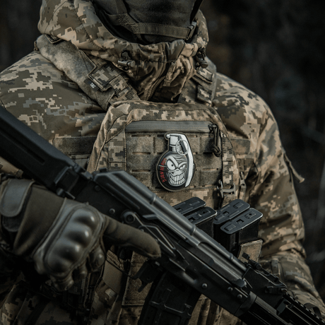 M-Tac Patch M67 Granat 3D PVC på militæruniform med "Born to Kill" humoristisk design og Velcro-feste.