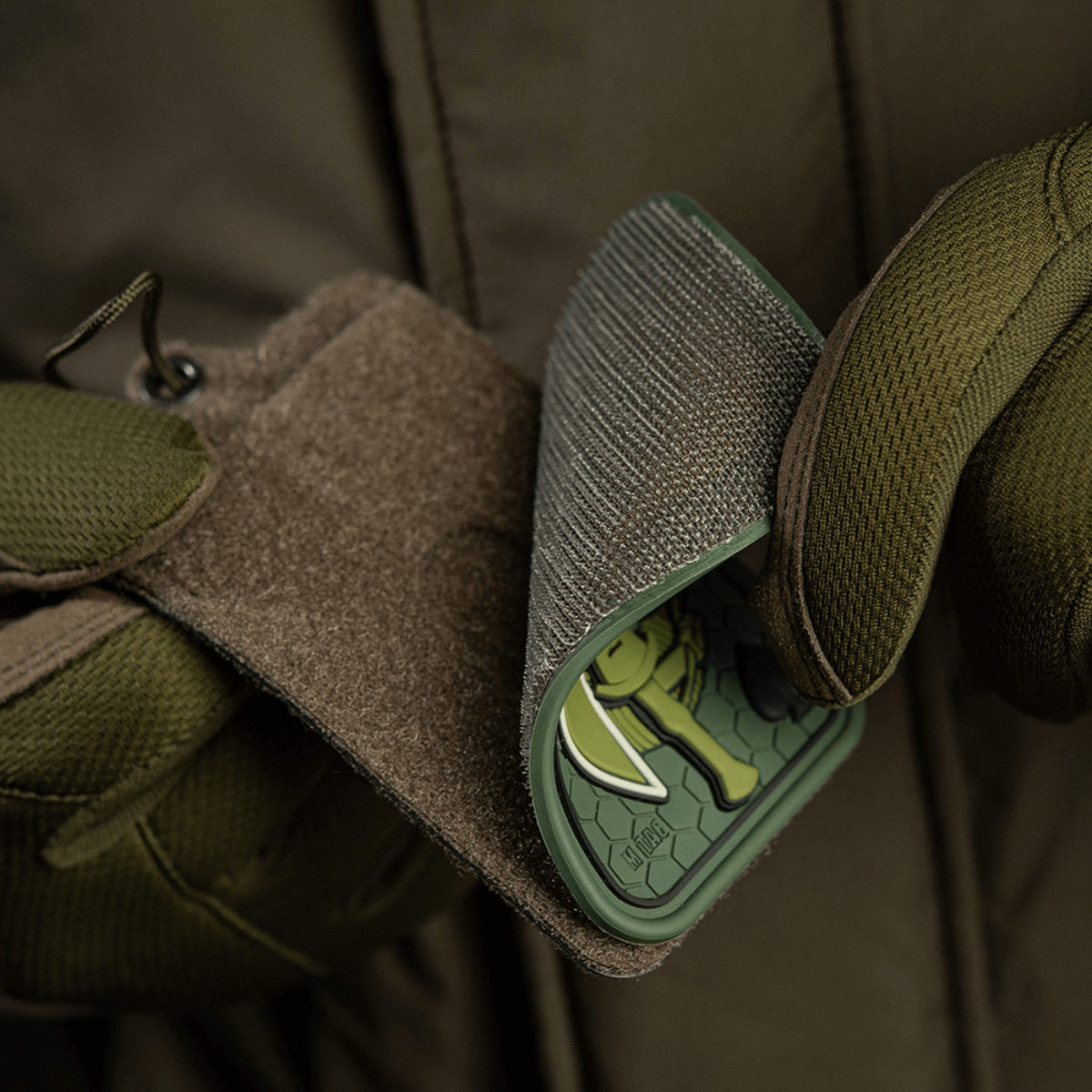 M-Tac Patch Molon Labe 3D PVC med Velcro, inspireret af spartanere, perfekt til taktisk udstyr. Dimensioner: 108 x 68 mm.