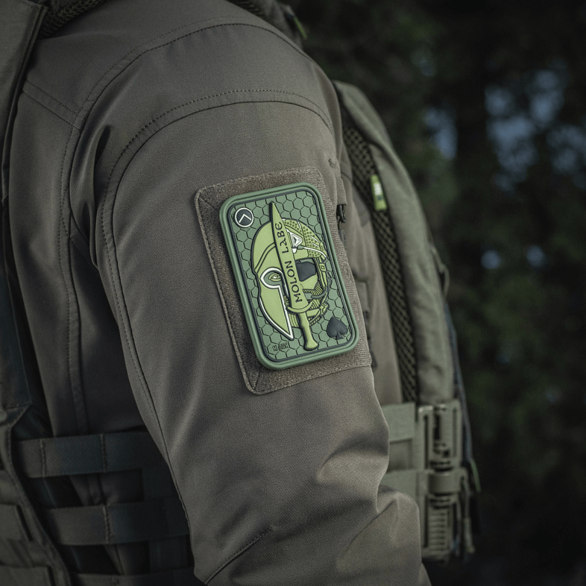 M-Tac Patch Molon Labe 3D PVC på uniform, taktisk morale patch med velcro, inspireret af 300 spartanere. Gummi materiale, 3D-effekt, 108x68 mm.