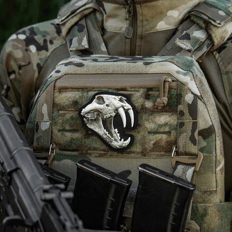 M‑Tac Patch Old Tiger på kamuflasjevest med tigerkranium-design, symbol på mot og erfaring, 3D PVC-patch med velcro-lukking.