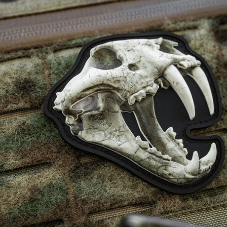 M‑Tac Patch Old Tiger PVC med 3D tigerkranium, velcrofeste, detaljert design, mot og erfaring. Dimensjoner: 8x6,5 cm.