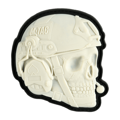 3D-design av M-Tac Patch Operator 3D PVC med Velcro, til morale patch på klær eller taktisk utstyr, hvit hjelm og kranium.