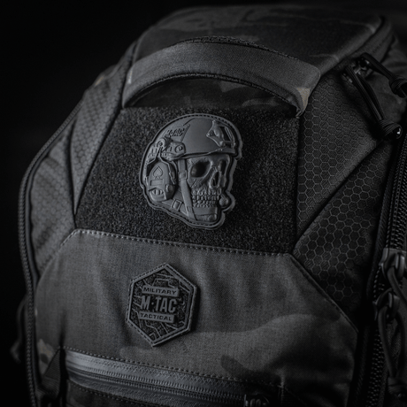 M-Tac Patch Operator 3D PVC montert på en taktisk ryggsekk med Velcro, realistisk design, ideell som morale patch. Størrelse: 6 x 7 cm.