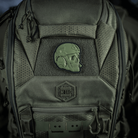 M-Tac Patch Operator 3D PVC på taktisk ryggsekk med realistisk design og Velcro, perfekt for klær eller utstyr, størrelse 6x7 cm.