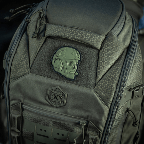M-Tac Patch Operator 3D PVC på taktisk ryggsekk med Velcro-feste, realistisk design, perfekt for klær eller utstyr.