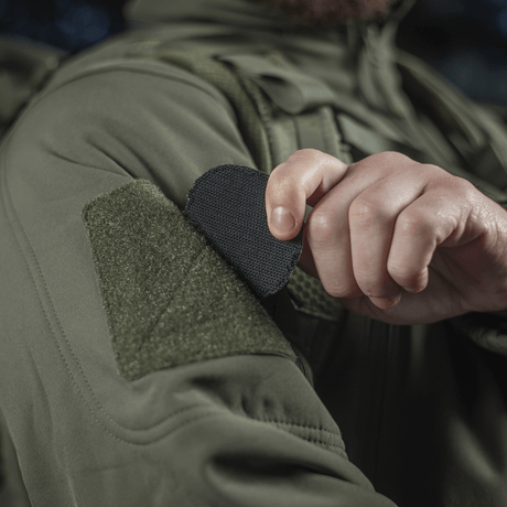 Person fester M-Tac Patch Operator 3D PVC med Velcro på jakke, taktisk design, morale patch, 6x7 cm, laget av PVC.