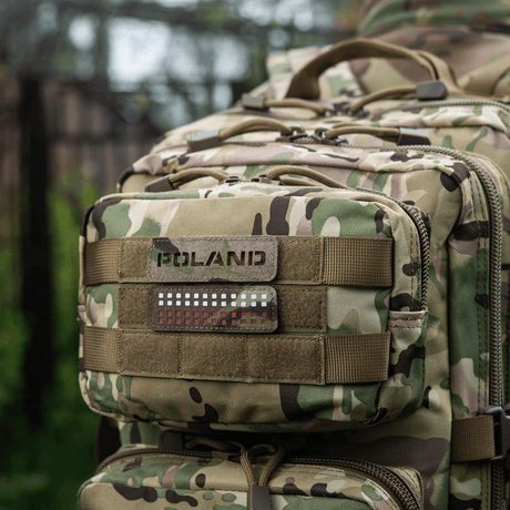 M‑Tac Patch Poland End-to-End 25x80 på en kamuflasjetaske, Cordura 500D, velcrofeste, 25x80 mm, utendørs.