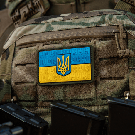 M-Tac Patch Ukraine-flagg med våpenskjold på kamuflasjevest.