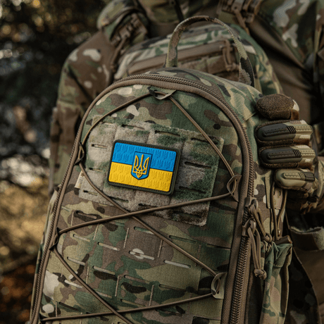 Kamuflasjeryggsekk med M-Tac Patch Ukraine-flagg med våpenskjold i PVC 3D-relieff, perfekt for klær eller utstyr, montert på bakside med Velcro.