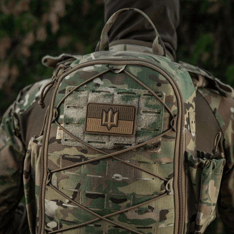 Kamuflasje-ryggsekk med M-Tac patch Ukraine Flag med ZSU Trident PVC på baksiden