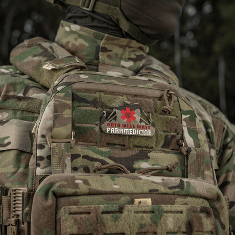 Kamuflasjeuniform med paramedic-patch som viser «Odin will wait Paramedicine»-emblem.