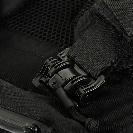 2M ROC-hurtiglåsspenne på en M-Tac Plate Carrier Cuirass FAST QRS XL Gen.II, i Cordura 500D.