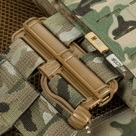 Nærbilde av M-Tac Plate Carrier Cuirass FAST Elite Gen.II med holdbare Duraflex hurtigspenner og kamuflasje Cordura 500D-materiale.