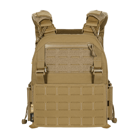 M-Tac Plate Carrier Cuirass FAST Elite Gen.II i tan farge, med slitesterkt Cordura 500D-materiale og hurtigspenner, sett forfra.