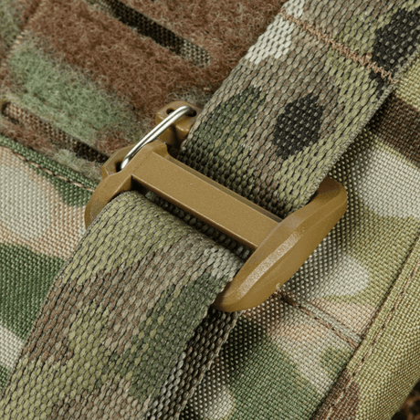 Lukkeanordning på M-Tac Plate Carrier Cuirass FAST Elite Gen.II med kamuflasjedesign og holdbare materialer.