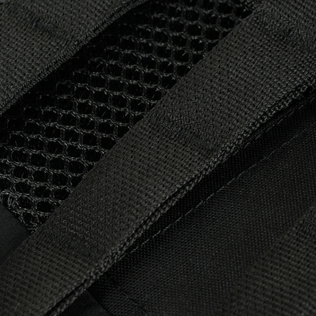 Nærbilde av M-Tac Plate Carrier Cuirass FAST QRS Gen.II med 3D-meshinnlegg og solide skulderstropper i Cordura 500D.