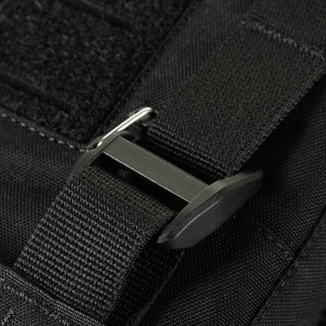 Detalj av M-Tac Plate Carrier Cuirass FAST QRS XL Gen.II-spenne i svart Cordura 500D-materiale.