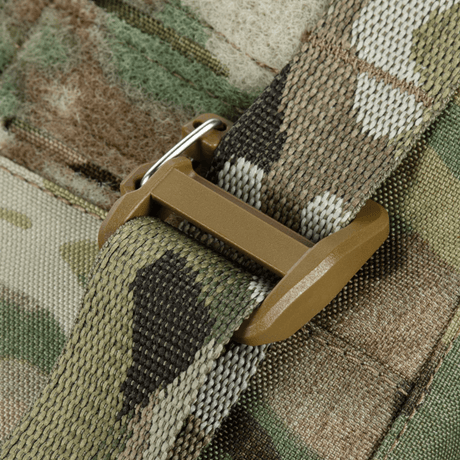Nærbilde av M-Tac Plate Carrier Cuirass Elite Gen.II med Duraflex hurtigspenner i Cordura 500D-materiale til taktisk bruk.