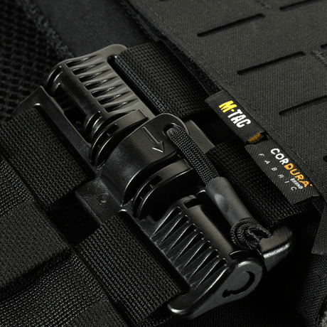Detalj av M-Tac Plate Carrier Cuirass FAST QRS XL Gen.II i Cordura 500D med 2M ROC-hurtiglåsspenne.