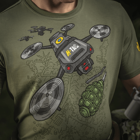 M-Tac T-Shirt Quadcopter med dronemotiv og granater, lavet af bomuld og elastan, designet til UAV-operatører. Grøn med gule/blå detajler.