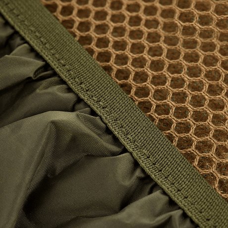 Nærbilde av M-Tac ryggsekktrekk i nylon med PU-coating, viser vannavvisende materiale og nettstruktur for beskyttelse mot regn og snø.