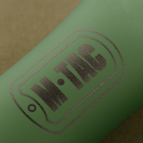 Nærbilde av M-Tac sammenleggbar drikkeflaske med logo, ideell for fotturer, reiser og sykling, laget av matgodkjent TPU