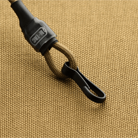 M-Tac Safety Cord Medium for Carbine med spiraldesign til forebyggelse af tab eller tyveri af udstyr, D-ring og MOLLE-montering
