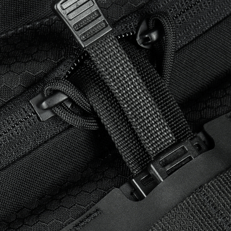 Nærbilde av M-Tac Sling Pistolveske Elite Hex med Velcro med robuste glidelåser og spenner i svart Cordura-materiale.