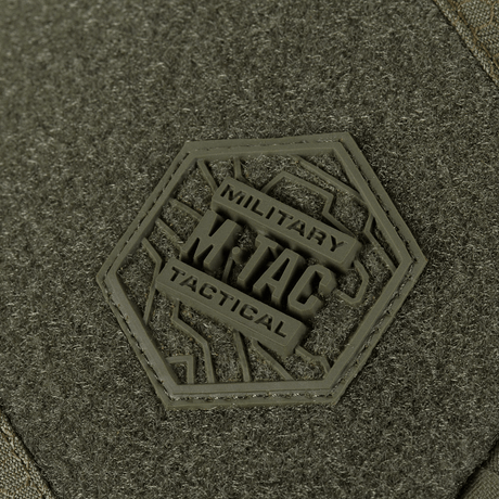Detalj av M-Tac Sling Pistolveske Elite Hex med Velcro med militært taktikklogo på Cordura-stoff.