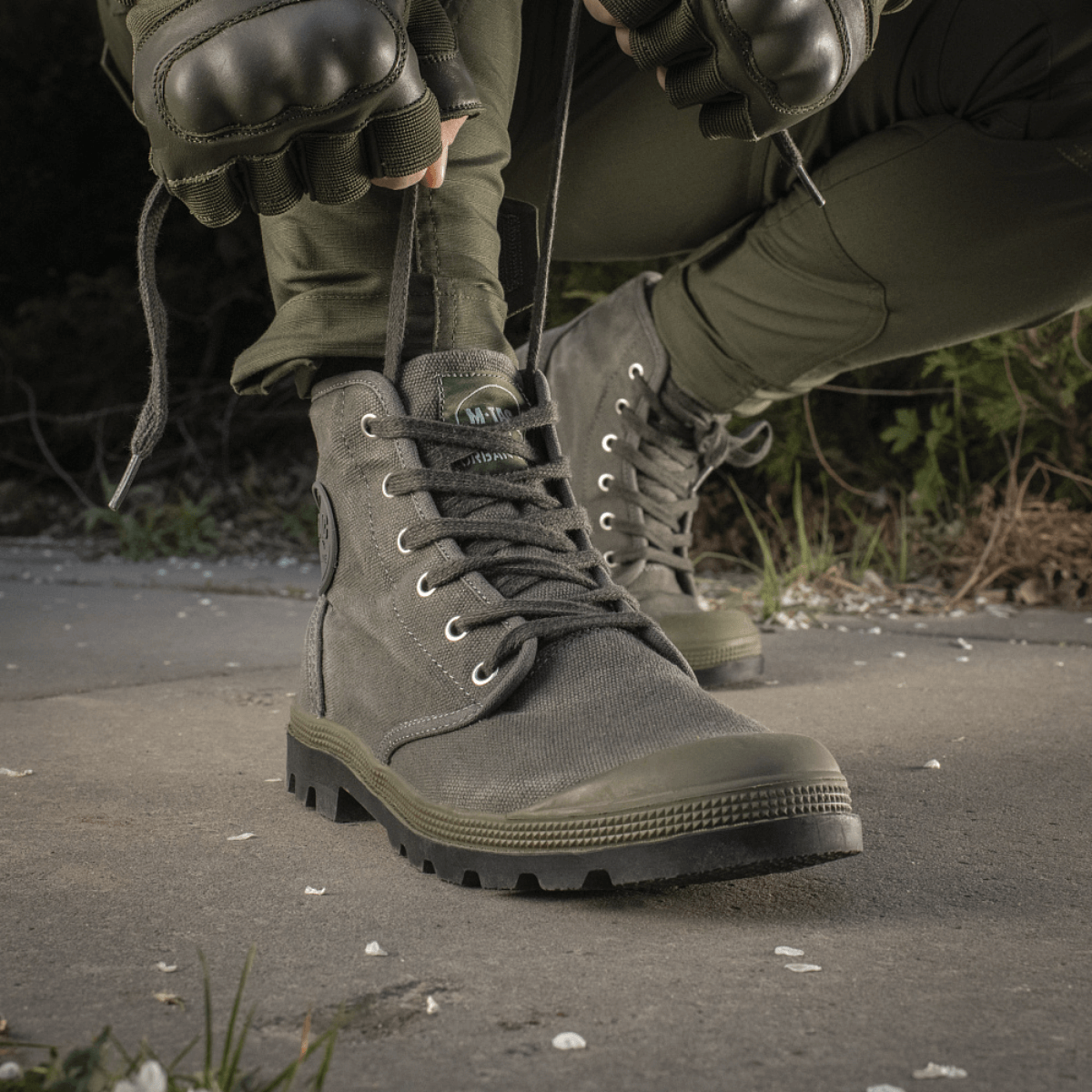 M-Tac Sneakers - Klassisk design med metal snørehuller, robuste og komfortable til udendørs aktiviteter - Grå farve vises på grusvej