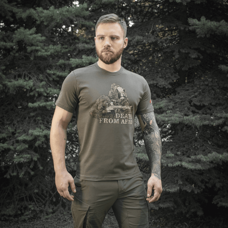 Mand i "M-Tac Sniper T-shirt" med "Death From Afar" print, lavet af 93% bomuld og 7% elastan til holdbarhed og komfort.