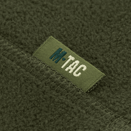 Nærbillede af M-Tac Snood Elite Kort Justerbar Fleece mærke på grønt fleecestof