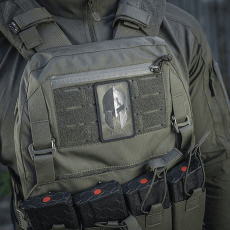 M-Tac Spartan Hjelm Patch på taktisk vest, symboliserer mot og styrke, laget av slitesterk Cordura 500D, ideell for militært utstyr.
