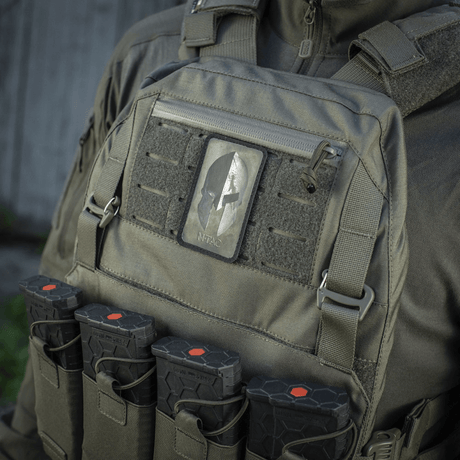 M-Tac Spartan Hjelm Patch på taktisk vest, symboliserer mot og styrke, laget av Cordura 500D i vintage-look med Spartan-hjelm.