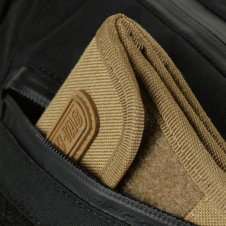 M-Tac Sphaera Hardsling Bag Large Elite med Velcro i Hex Cordura med innvendige rom, sett nærbilde av Velcro-panel. Robust og stilfull.