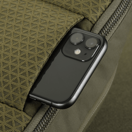 Nærbilde av M-Tac Sphaera Hardsling Bag Large Elite med Velcro med smarttelefon i en lomme, viser veskeens funksjonalitet og detaljer.