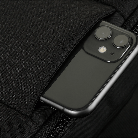 Detalj av M-Tac Sphaera Hardsling Bag Large Elite med Velcro, viser tekstur og lomme med smarttelefon.
