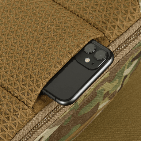 M-Tac Sphaera Hardsling Bag Large Elite med Velcro, som viser en smarttelefon i en lomme. Holdbar og funksjonell designveske.