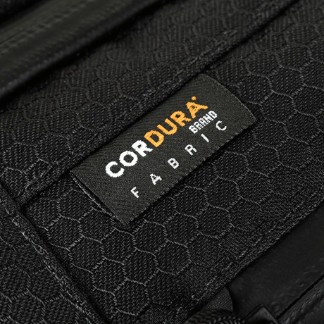 Nærbilde av CORDURA®-stoff på M-Tac Sphaera Hex Hardsling Bag Large Elite som viser holdbart materiale og kvalitet.