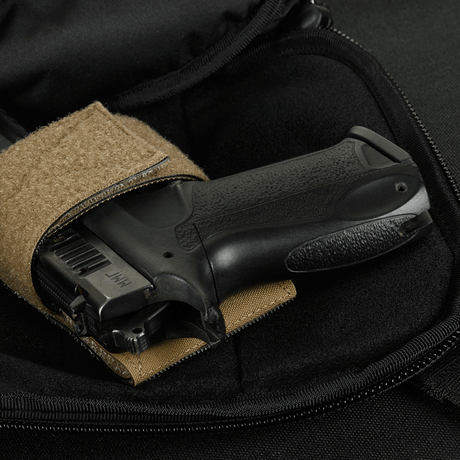 Innvendig visning av M-Tac Sphaera Hex Hardsling Bag Large Elite med en svart pistol.