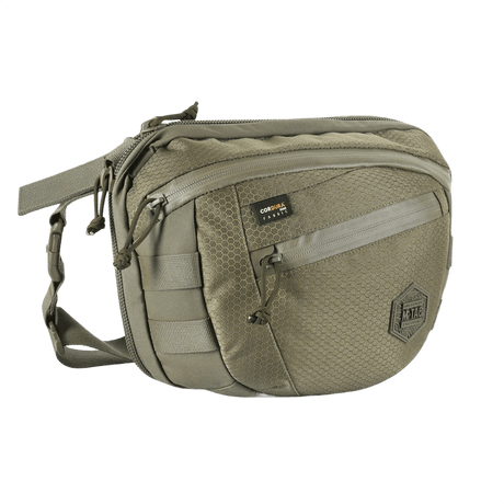 M-Tac Sphaera Hex Hardsling Bag Large Elite i olivengrønn, designet for holdbarhet og komfort, sett fra siden med glidelåslommer.