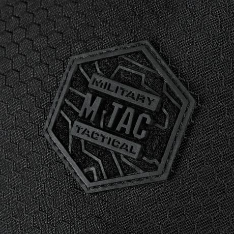 Nærbilde av M-Tac Sphaera Hex Hardsling Bag Large Elite med heksagonalt logo på svart bakgrunn.